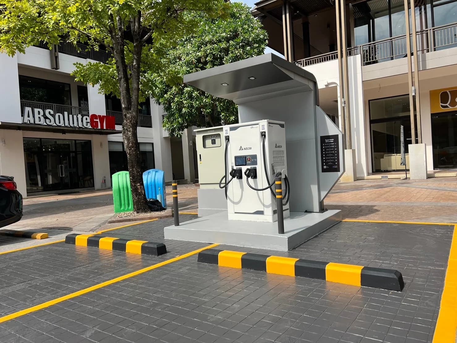 สถานีชาร์จรถยนต์ไฟฟ้าในพื้นที่จอดรถเชิงพาณิชย์